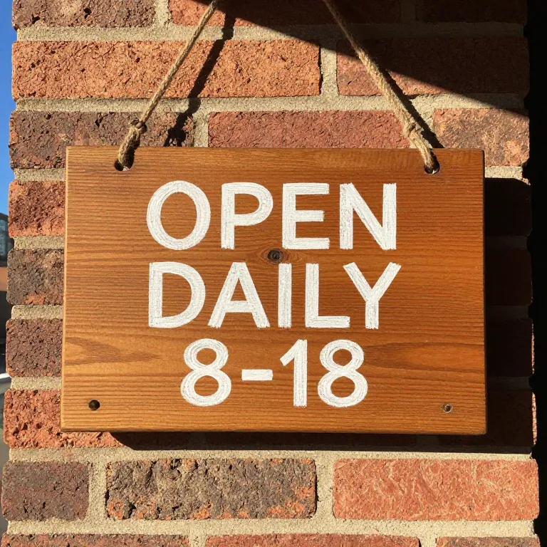 Holzschild eines Cafés mit der Aufschrift OPEN DAILY 8-18, erzeugt mit Z-Image-Turbo